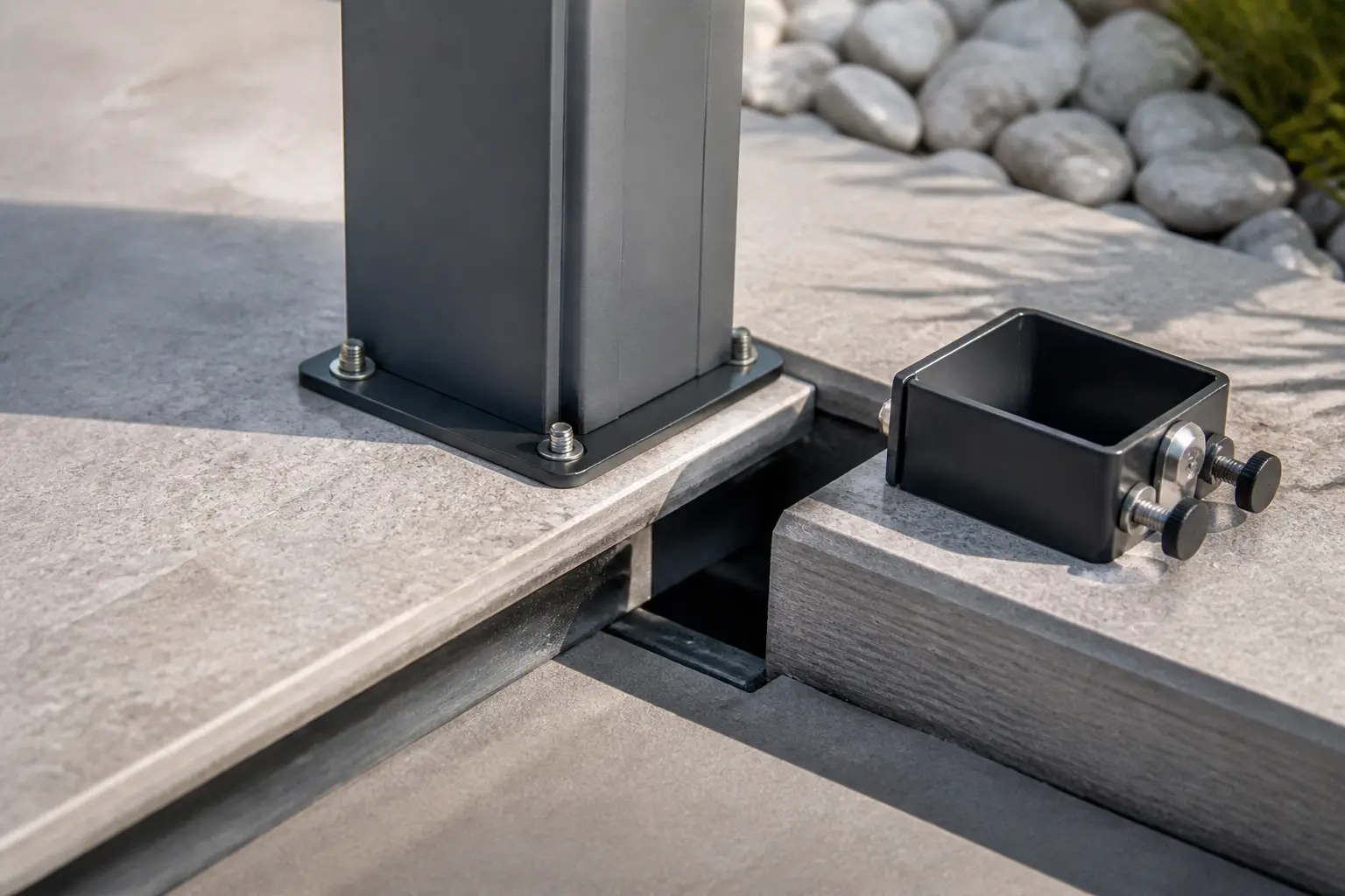 Pergola sur terrasse fixée sur dalle béton avec platine métallique, ancrages et membrane protégée